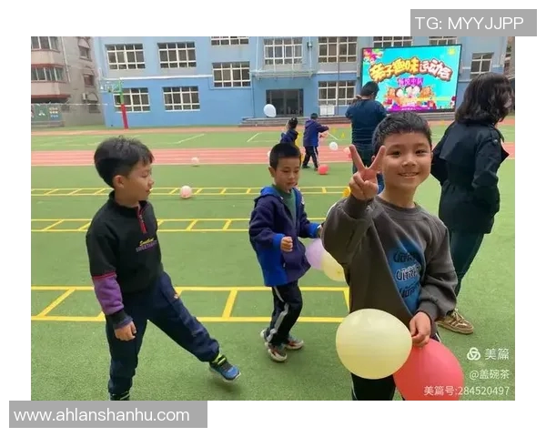 足球明星与孩子们的欢乐互动时刻展现亲子关系的温馨与快乐