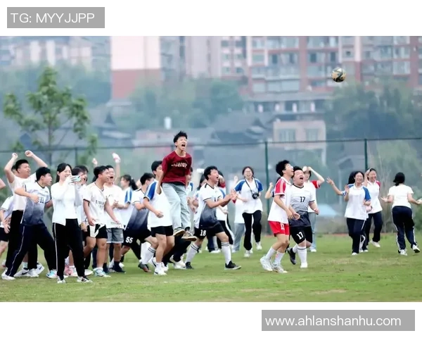 足球明星现场视频热潮引发粉丝狂欢瞬间回顾