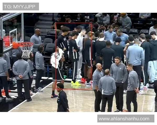 火箭队与篮网激战正酣NBA赛场精彩对决引发球迷热议